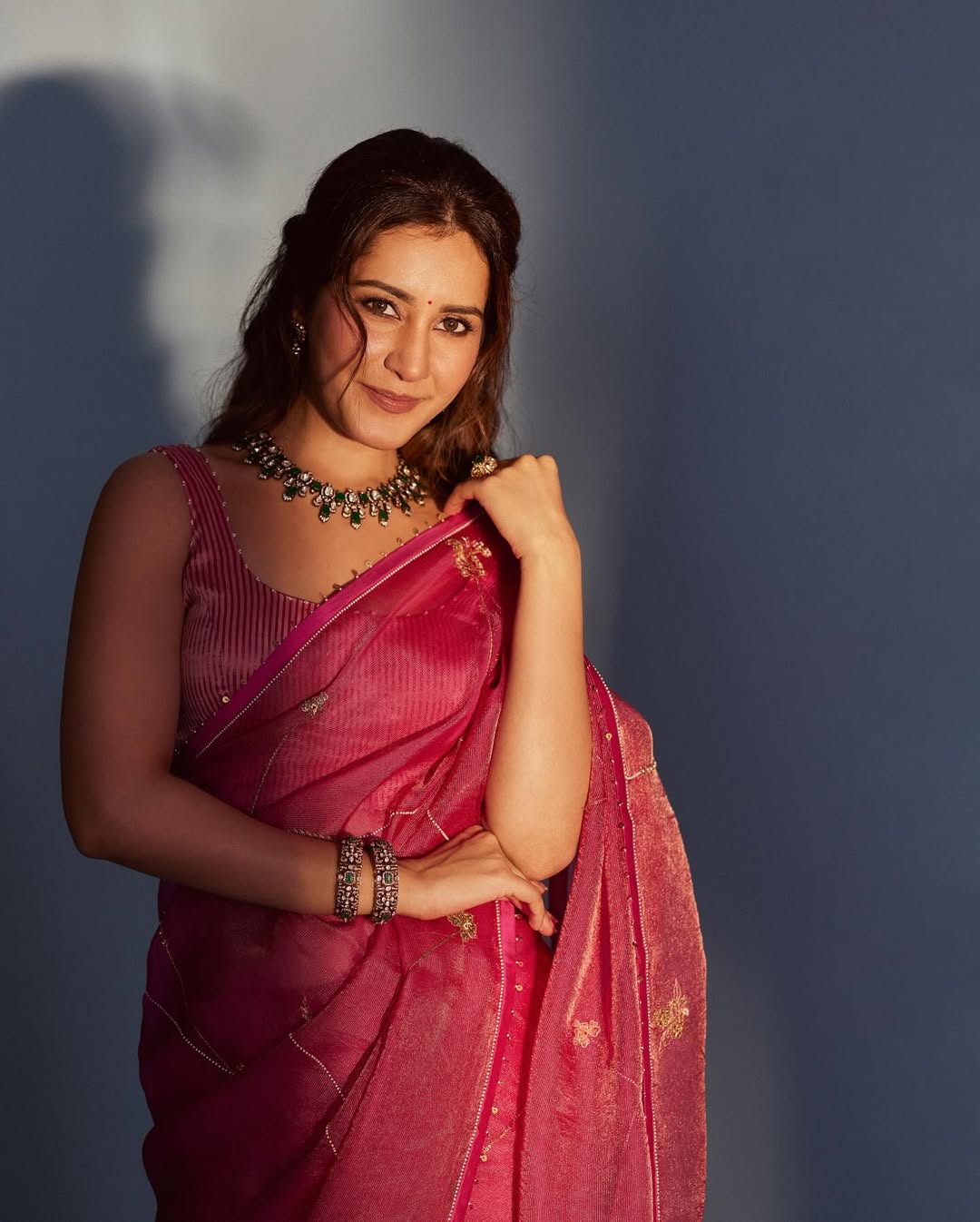 Rashi Khanna in pink saree classic look 