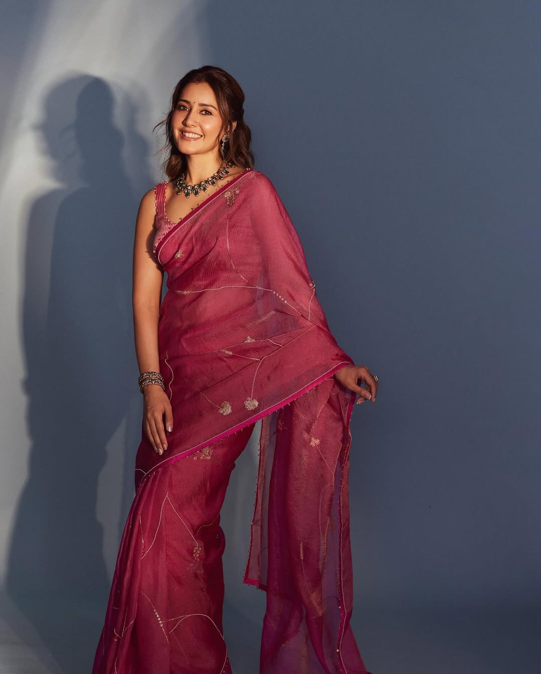 Rashi Khanna in pink saree no sleeves look