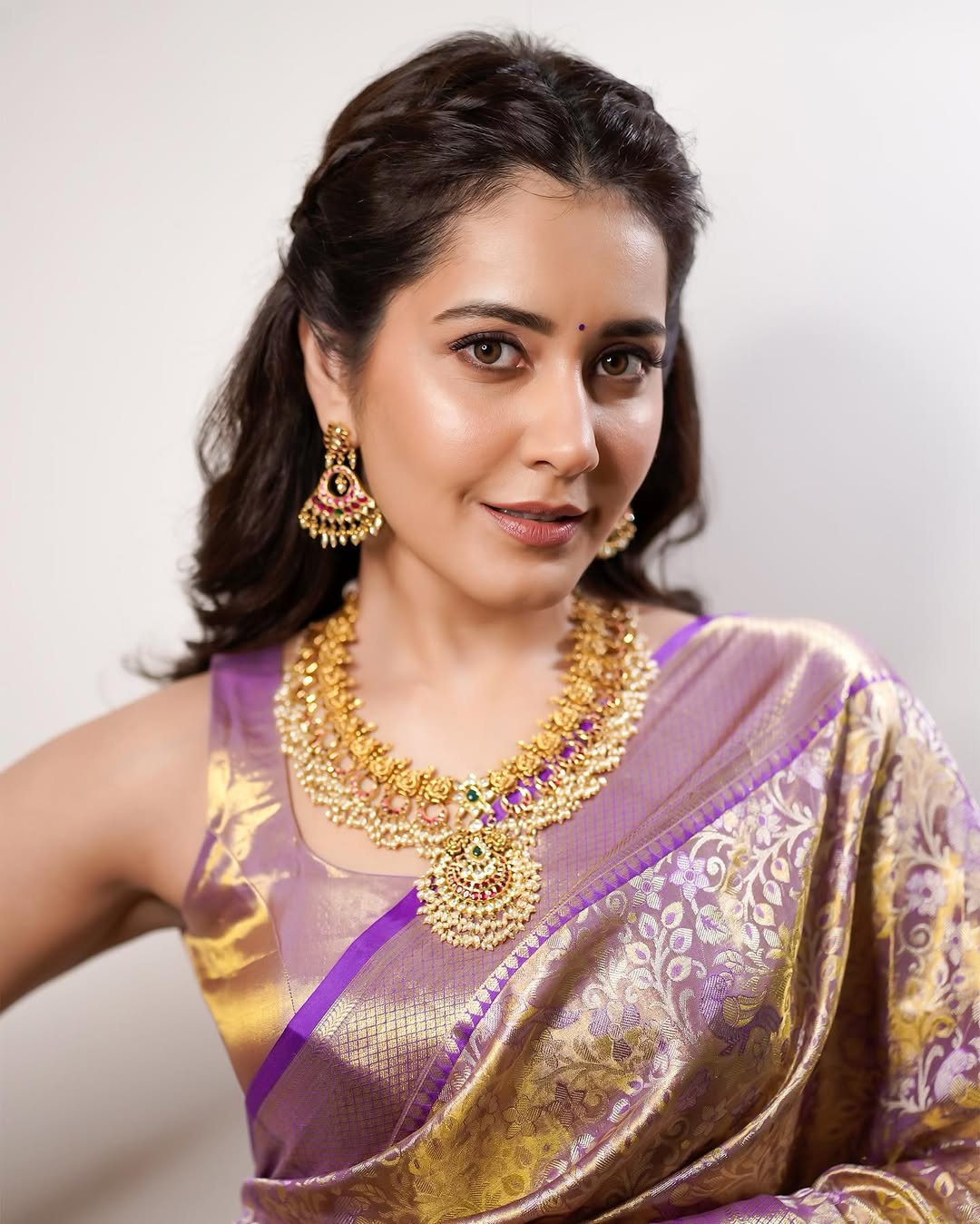 Rashi Khanna in silk saree golden jewellery 